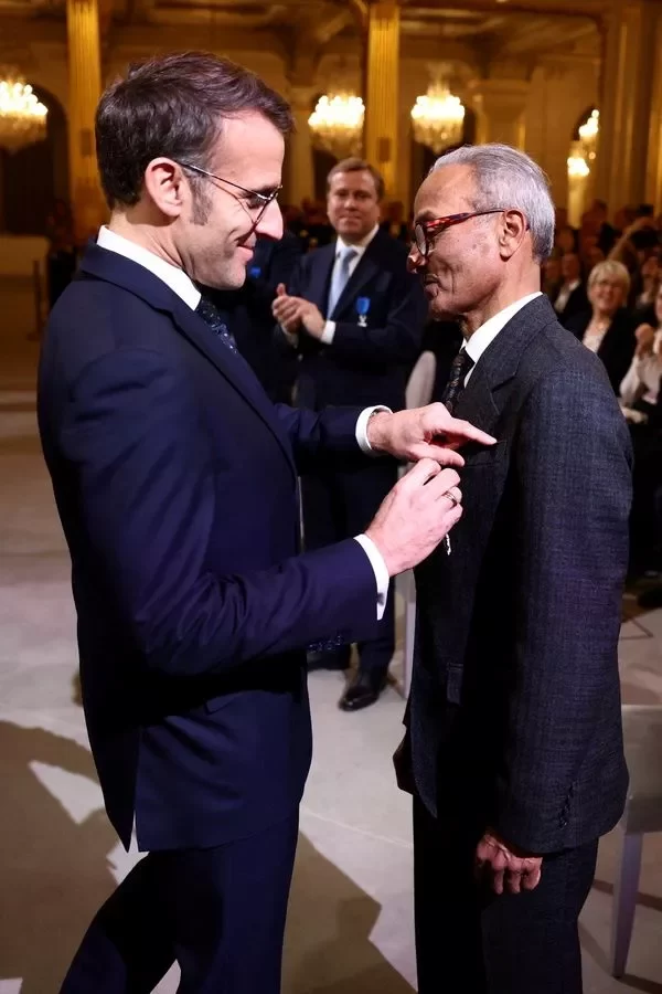 Ο τελευταίος εφημεριδοπώλης του Παρισιού τιμήθηκε με το παράσημο του Ιππότη - Βίντεο