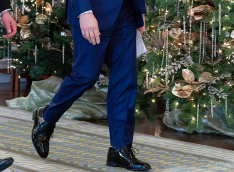 Ο Τραμπ έκανε δώρο παπούτσια σε Βανς και Ρούμπιο - Τα φόρεσαν στον Λευκό Οίκο αν και ήταν μεγάλα (Εικόνες)