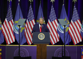 Ο Τραμπ καλεί τους Αμερικανούς να εγκαταλείψουν το Ιράν - «Σφίγγα για τη βοήθεια που έρχεται»