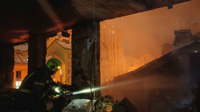 Ο Ζελένσκι καλεί τις ΗΠΑ να αντιδράσουν μετά τα ρωσικά πλήγματα με τον πύραυλο Ορέσνικ