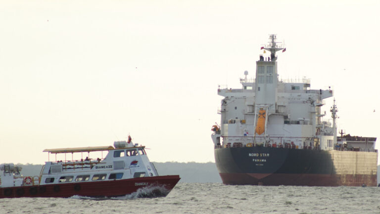 Οι Γάλλοι αγκυροβολήσανε στο λιμάνι της Μασσαλίας το σκιώδες δεξαμενόπλοιο "Grinch"