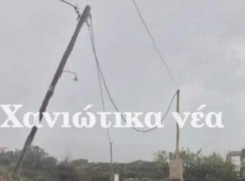 Οι ισχυροί άνεμοι μετακίνησαν στύλο της ΔΕΗ