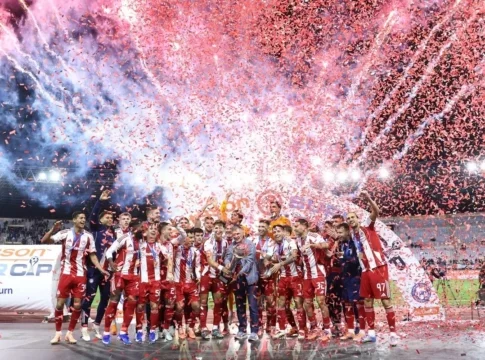 Ολυμπιακός – ΟΦΗ: Ρέτσος και Μεντιλίμπαρ ύψωσαν μαζί το τρόπαιο στον ουρανό του Ηρακλείου