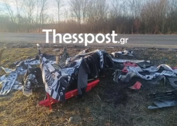 Οπαδοί του ΠΑΟΚ σκέπασαν τα συντρίμμια στη Ρουμανία με μπλούζες και κασκόλ του Δικεφάλου (Εικόνες)
