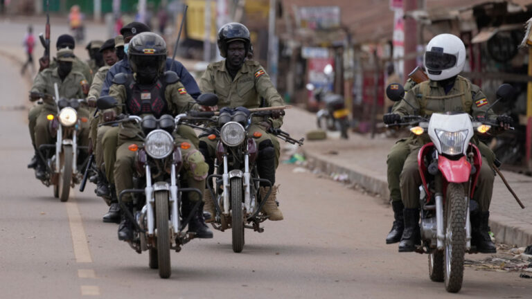 Ουγκάντα: Στρατιώτες επιτέθηκαν και κακοποίησαν τη σύζυγο του ηγέτη της αντιπολίτευσης