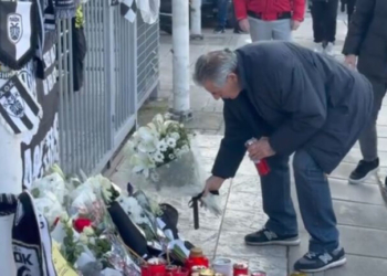 ΠΑΟΚ: Ο Άγγελος Αναστασιάδης αφήνει λουλούδια έξω από τη Θύρα 4 στην Τούμπα - Δείτε βίντεο