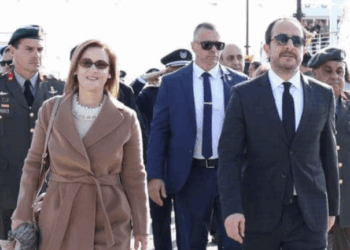 Παραιτείται από τον Ανεξάρτητο Φορέα Κοινωνικής Στήριξης η σύζυγος Χριστοδουλίδη στη σκιά του βίντεο με τις μίζες