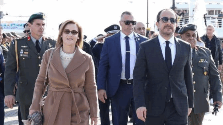 Παραιτείται από τον Ανεξάρτητο Φορέα Κοινωνικής Στήριξης η σύζυγος Χριστοδουλίδη στη σκιά του βίντεο με τις μίζες