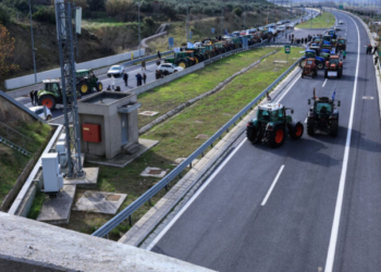 Παραμένουν στο μπλόκο της Νίκαιας οι αγρότες- Kλιμακώνουν τις κινητοποιήσεις