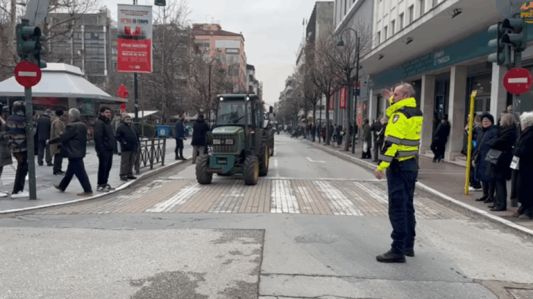 «Παρέλαση» των τρακτέρ στο κέντρο της Λάρισας - «Φύγαμε από τα μπλόκα αλλά δεν σταματάμε τον αγώνα» (Βίντεο)