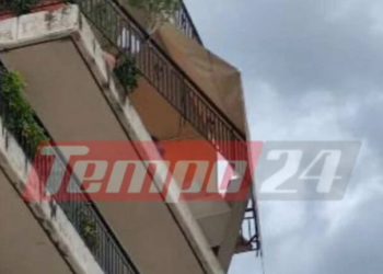 Πάτρα: Τα 127 χλμ έφτασαν οι ριπές του ανέμου - «Ξηλώθηκε» μπαλκόνι
