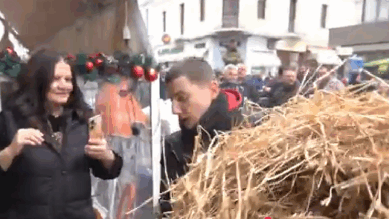 Πέλλα: Αγρότες έκλεισαν με άχυρα την είσοδο των γραφείων του βουλευτή Γιώργου Γεωργαντά - Video