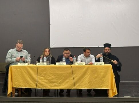 Πλήθος κόσμου στην εκδήλωση για το πένθος από την Κοινωνική Αφύπνιση και τέσσερα σχολεία του Ηρακλείου