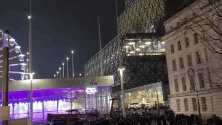 Πλήθος κόσμου συγκεντρώθηκε την Πρωτοχρονιά για να δει τα... ανύπαρκτα πυροτεχνήματα στο Μπέρμιγχαμ (Βίντεο)