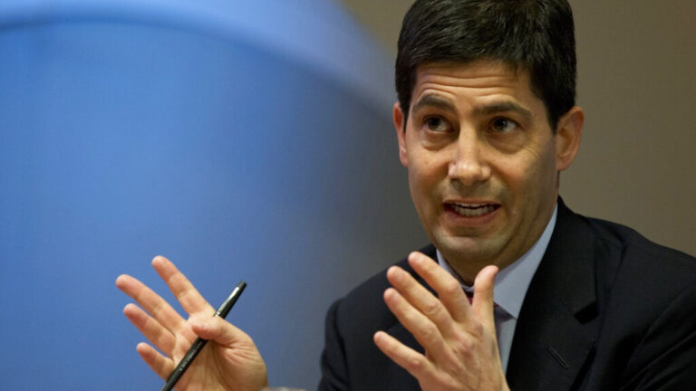 Ποιος είναι o εκλεκτός του Τραμπ για το τιμόνι της Fed