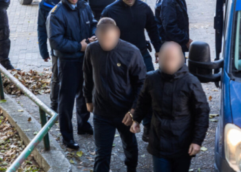 Προφυλακίστηκαν τα δύο από τα πέντε μέλη της σπείρας που λήστευε μίνι μάρκετ και πρατήρια