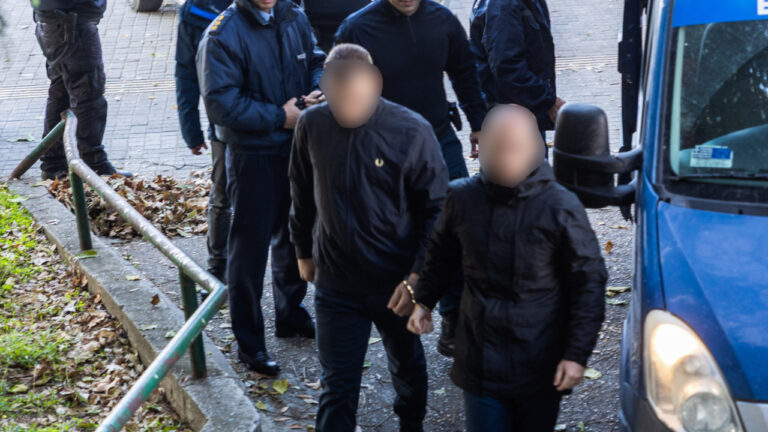 Προφυλακίστηκαν τα δύο από τα πέντε μέλη της σπείρας που λήστευε μίνι μάρκετ και πρατήρια