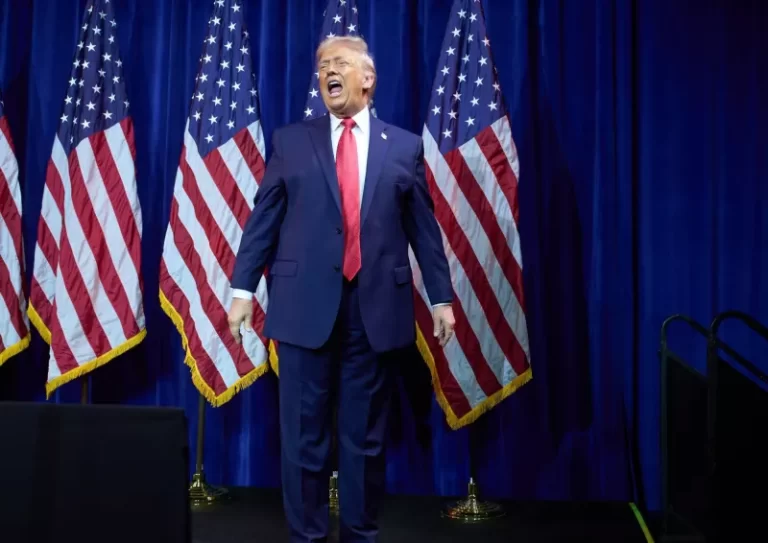 Ρεσιτάλ «σοβαρότητας» από τον Τραμπ σε συνέδριο των Ρεπουμπλικάνων – Viral το βίντεο με τις γκριμάτσες του 