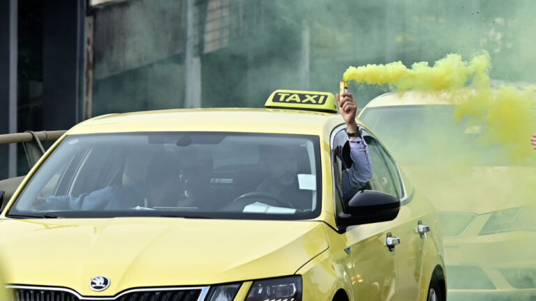 ΣΑΤΑ: 48ωρη απεργία για τις 13 και 14 Ιανουαρίου αποφάσισαν τα ταξί στην Αττική