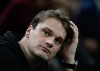 Σε δίκη για τον βιασμό της 13χρονης κόρης του προπονητή του ο Ολυμπιονίκης της κολύμβησης Γιανίκ Ανιέλ