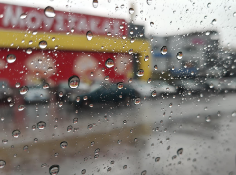 Σε εξέλιξη σφοδρή κακοκαιρία στην Κρήτη: Ισχυρές βροχές, θυελλώδεις άνεμοι και χαλάζι!