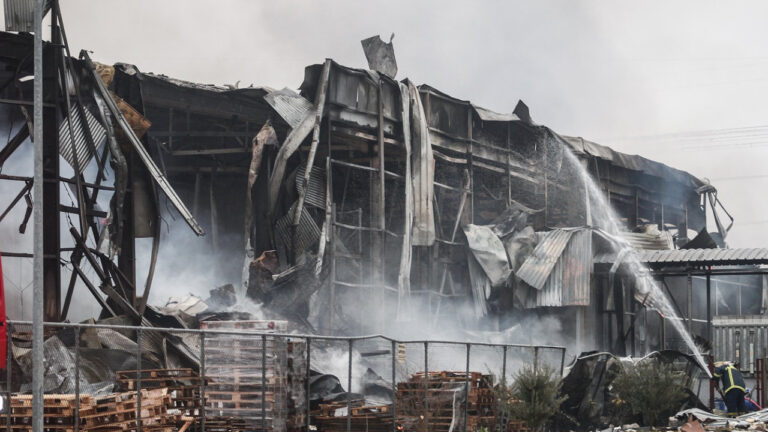Σε σοκ η κοινωνία από την τραγωδία στο εργοστάσιο στα Τρίκαλα - Μάχη για τον εντοπισμό των αγνοουμένων