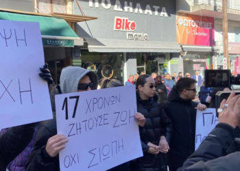 Σέρρες: Απολογείται ο 16χρονος για τη δολοφονία του 17χρονου – Φίλοι και η αδερφή του θύματος με πανό στα δικαστήρια