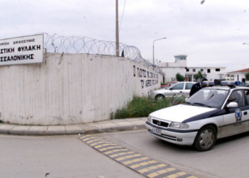 Σέρβοι πέταξαν δέμα με κινητά, φορτιστές και μικροποσότητα κάνναβης στις φυλακές Διαβατών