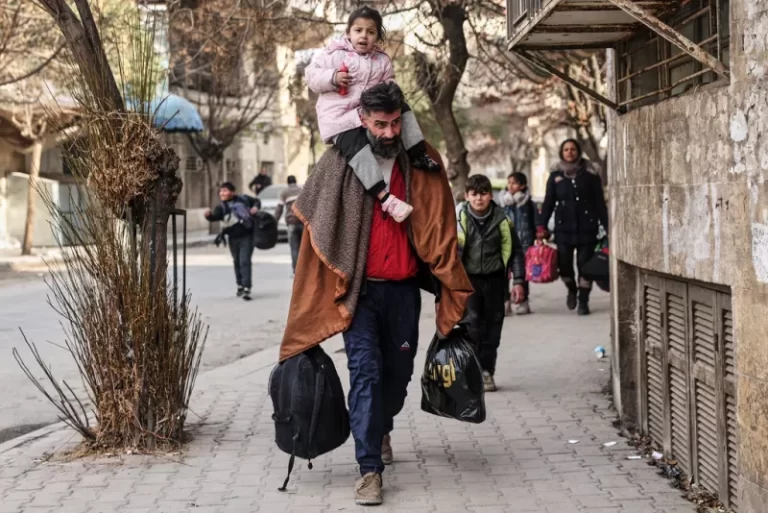 Άνδρας με παιδί στους ώμους