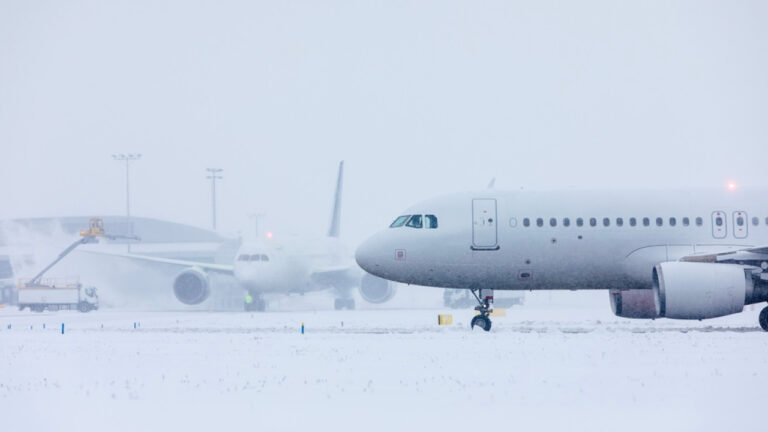 Σφοδρή χιονόπτωση στο Παρίσι: Ματαιώνεται το 15% των πτήσεων από τα αεροδρόμια Ορλί και Σαρλ ντε Γκολ (PIC + VID)