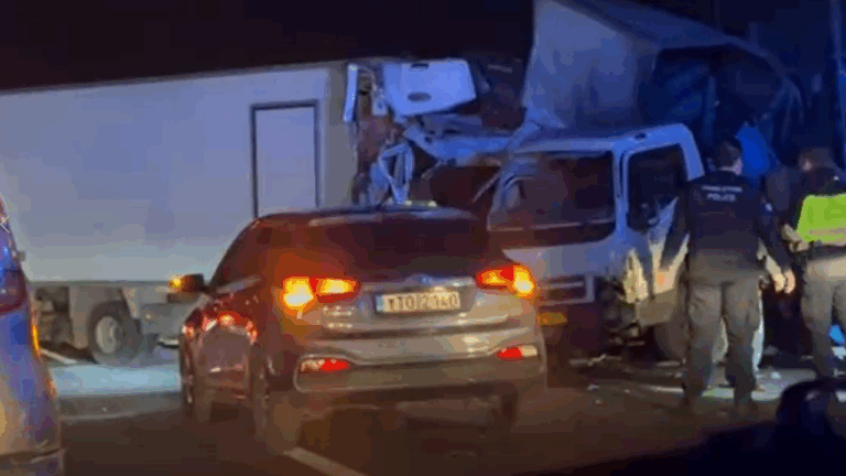 Σφοδρή σύγκρουση δύο φορτηγών στη Λεωφόρο Κηφισού - Μποτιλιάρισμα 6,5 χιλιομέτρων