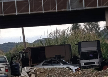 Σκουπίδια, ρύπανση και παράνομη εγκατάσταση Ρομά κάτω από γέφυρα του ΒΟΑΚ – Φωτογραφίες