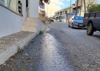 Σοβαρές ζημιές σε σπίτια από συνεχή διαρροή νερού εδώ και έναν χρόνο σε γειτονιά στον Άγιο Νικόλαο