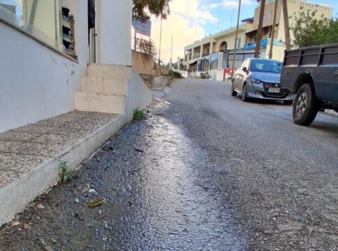 Σοβαρές ζημιές σε σπίτια από συνεχή διαρροή νερού εδώ και έναν χρόνο σε γειτονιά στον Άγιο Νικόλαο