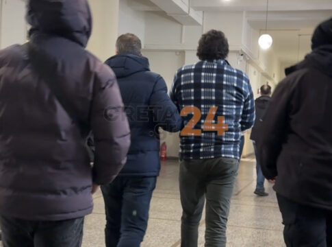 Στα δικαστήρια Ηρακλείου ο 54χρονος που κατηγορείται ότι βίαζε τις κόρες του – Η στιγμή της άφιξης του