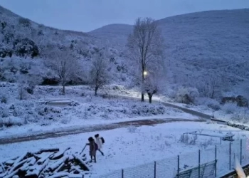 Στα λευκά «ντύθηκαν» περιοχές της χώρας: Πού χιονίζει - Έκλεισαν σχολεία - Δείτε εντυπωσιακές εικόνες