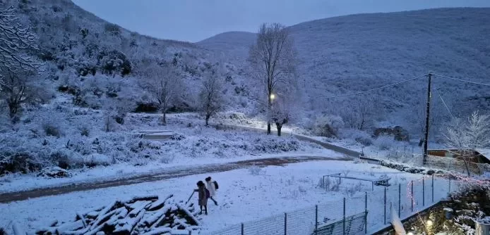 Στα λευκά «ντύθηκαν» περιοχές της χώρας: Πού χιονίζει - Έκλεισαν σχολεία - Δείτε εντυπωσιακές εικόνες