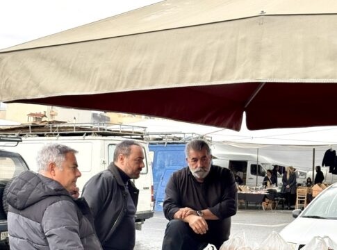 Στη Λαϊκή του Σαββάτου, σε συνάντηση με τους εκπροσώπους των παραγωγών και των εμπόρων ο Φραγκίσκος Παρασύρης