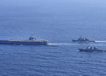 Στη σκιά του Ιράν: Ομάδα κρούσης του Πολεμικού Ναυτικού των ΗΠΑ κατευθύνεται στη Μέση Ανατολή