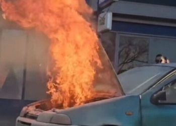 Στιγμές τρόμου για οδηγό: Αυτοκίνητο «τυλίχθηκε» στις φλόγες εν κινήσει – Δείτε βίντεο