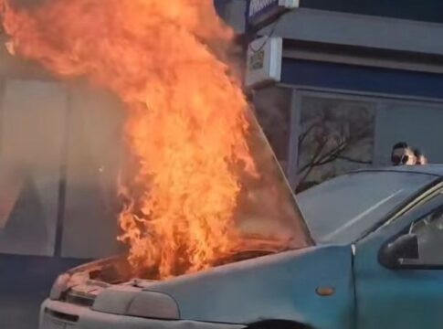 Στιγμές τρόμου για οδηγό: Αυτοκίνητο «τυλίχθηκε» στις φλόγες εν κινήσει – Δείτε βίντεο
