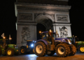 Στην Αψίδα του Θριάμβου κατέβασαν τα τρακτέρ οι αγρότες στη Γαλλία