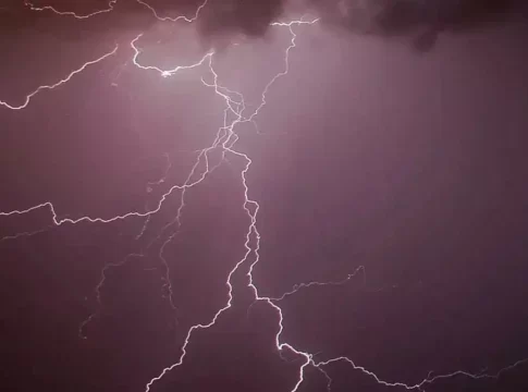 Στο νοσοκομείο Χανίων εργάτης που χτυπήθηκε από κεραυνό