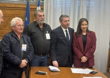 Στο πλευρό παραγωγών κι εμπόρων λαϊκών αγορών η Ελένη Βατσινά – Συνάντηση στην Αθήνα, υπό τον πρόεδρο του ΠΑΣΟΚ