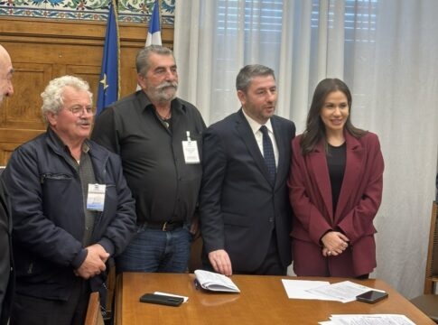 Στο πλευρό παραγωγών κι εμπόρων λαϊκών αγορών η Ελένη Βατσινά – Συνάντηση στην Αθήνα, υπό τον πρόεδρο του ΠΑΣΟΚ