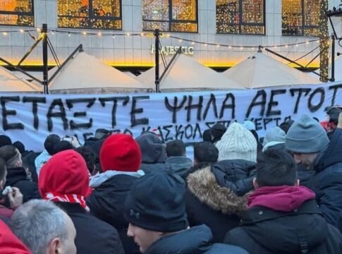 Συγκλονίζει το πανό των οπαδών του Ολυμπιακού για τους αδικοχαμένους οπαδούς του ΠΑΟΚ