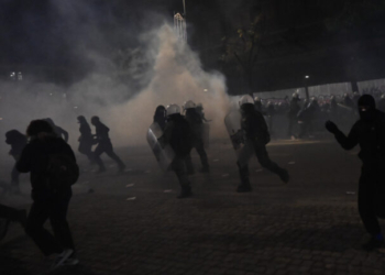 Συλλήψεις οπαδών κατά τη διάρκεια του Παναθηναϊκός-Ολυμπιακός στο ΟΑΚΑ, επιτέθηκαν σε αστυνομικούς