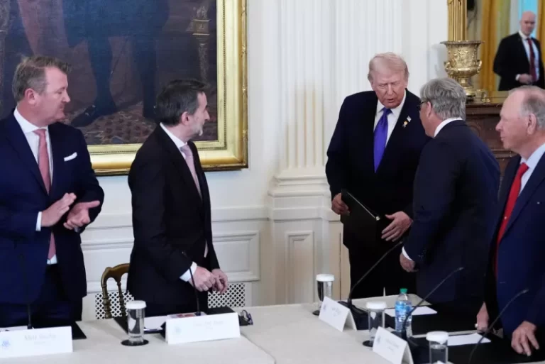 Συνάντηση Τραμπ με πετρελαϊκούς κολοσσούς: Ξεκινάει άμεσα η πώληση του πετρελαίου της Βενεζουέλας