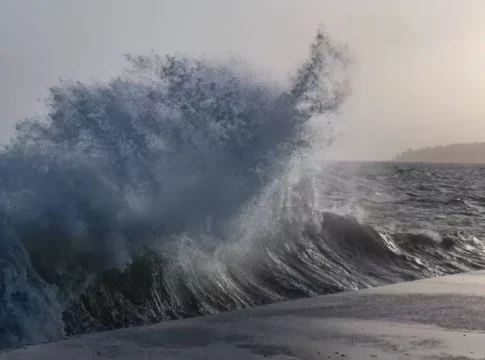 Συνεχίζεται το «σφυροκόπημα» των ισχυρών ανέμων στην Κρήτη – Πού θα σημειωθούν βροχές και καταιγίδες