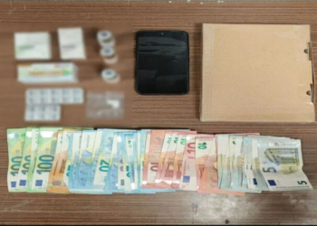 Συνελήφθη άντρας στην Αττική: Παρέλαβε ταχυδρομικό δέμα από το εξωτερικό που περιείχε ροζ κοκαΐνη
